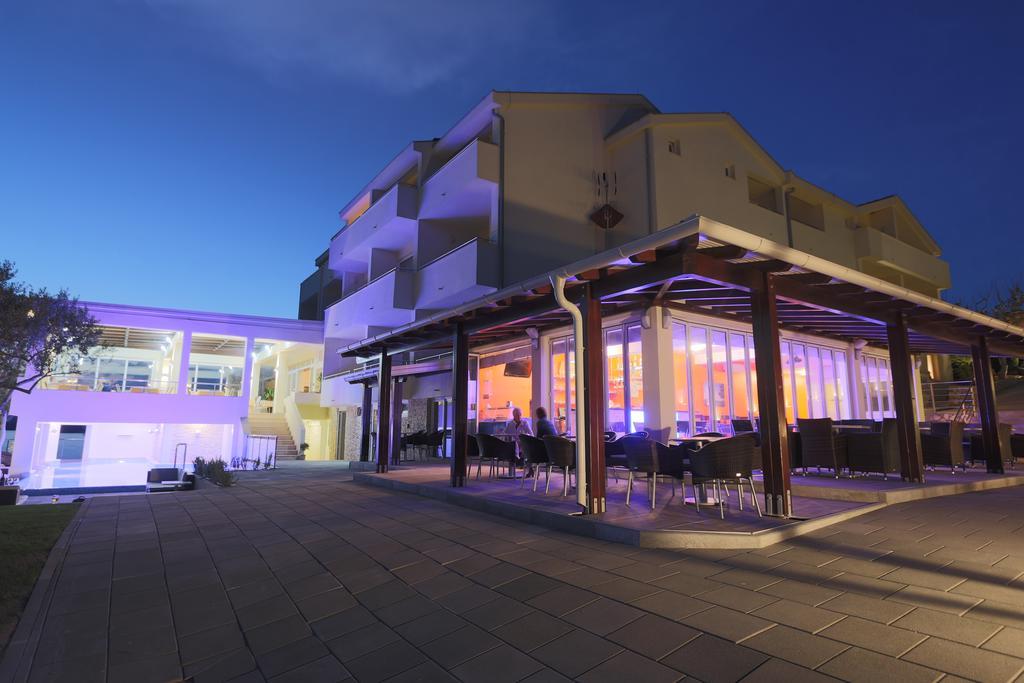 Hotel Vila 4M Ražanac Zewnętrze zdjęcie