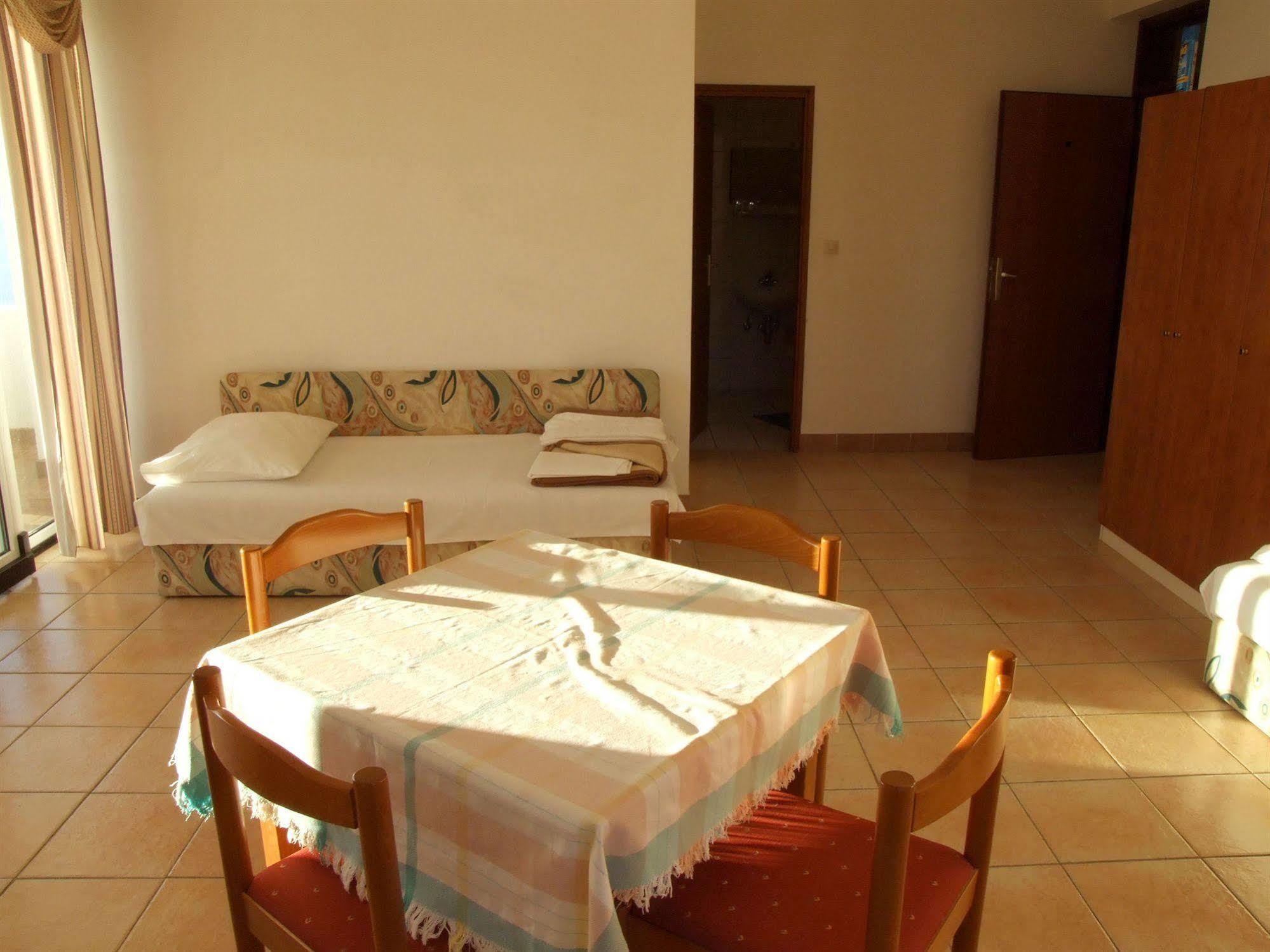 Hotel Vila 4M Ražanac Zewnętrze zdjęcie