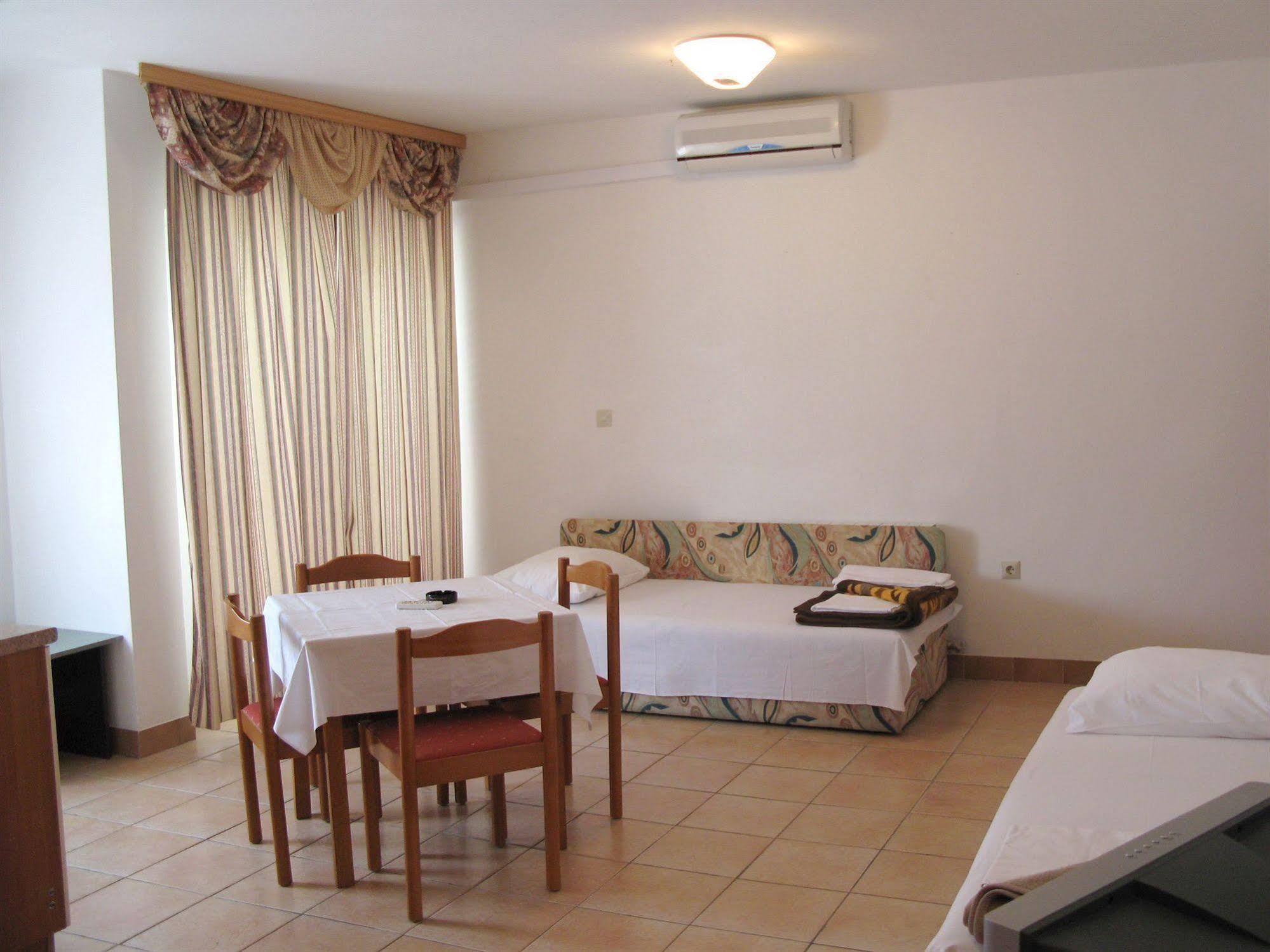 Hotel Vila 4M Ražanac Zewnętrze zdjęcie