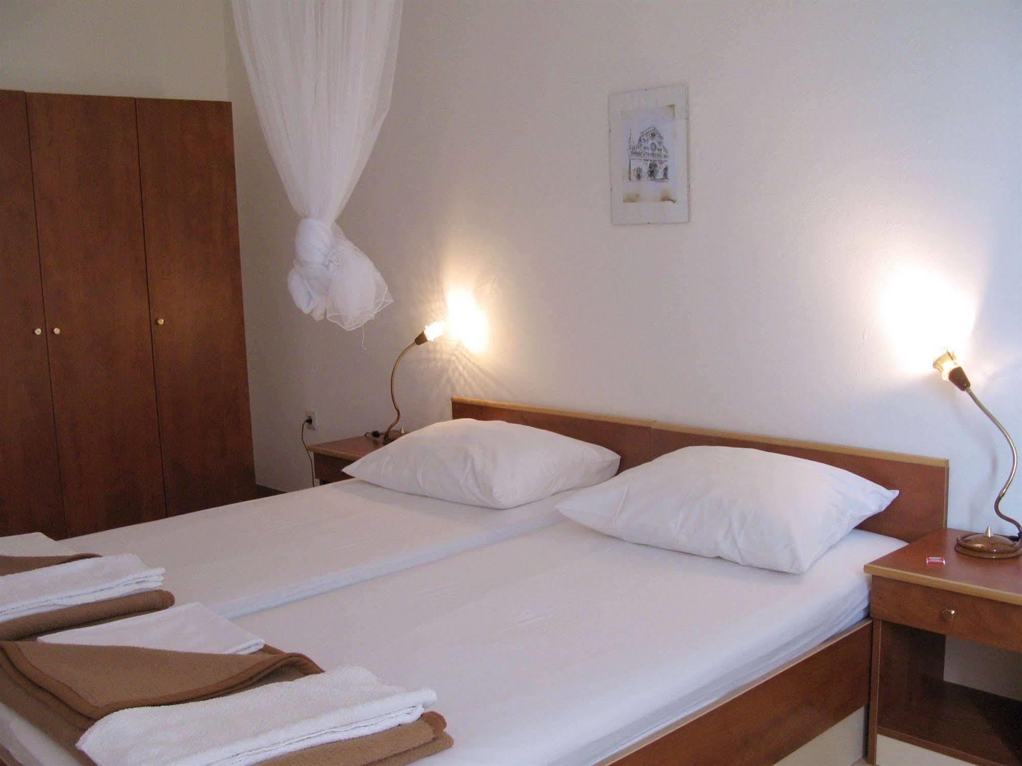 Hotel Vila 4M Ražanac Zewnętrze zdjęcie
