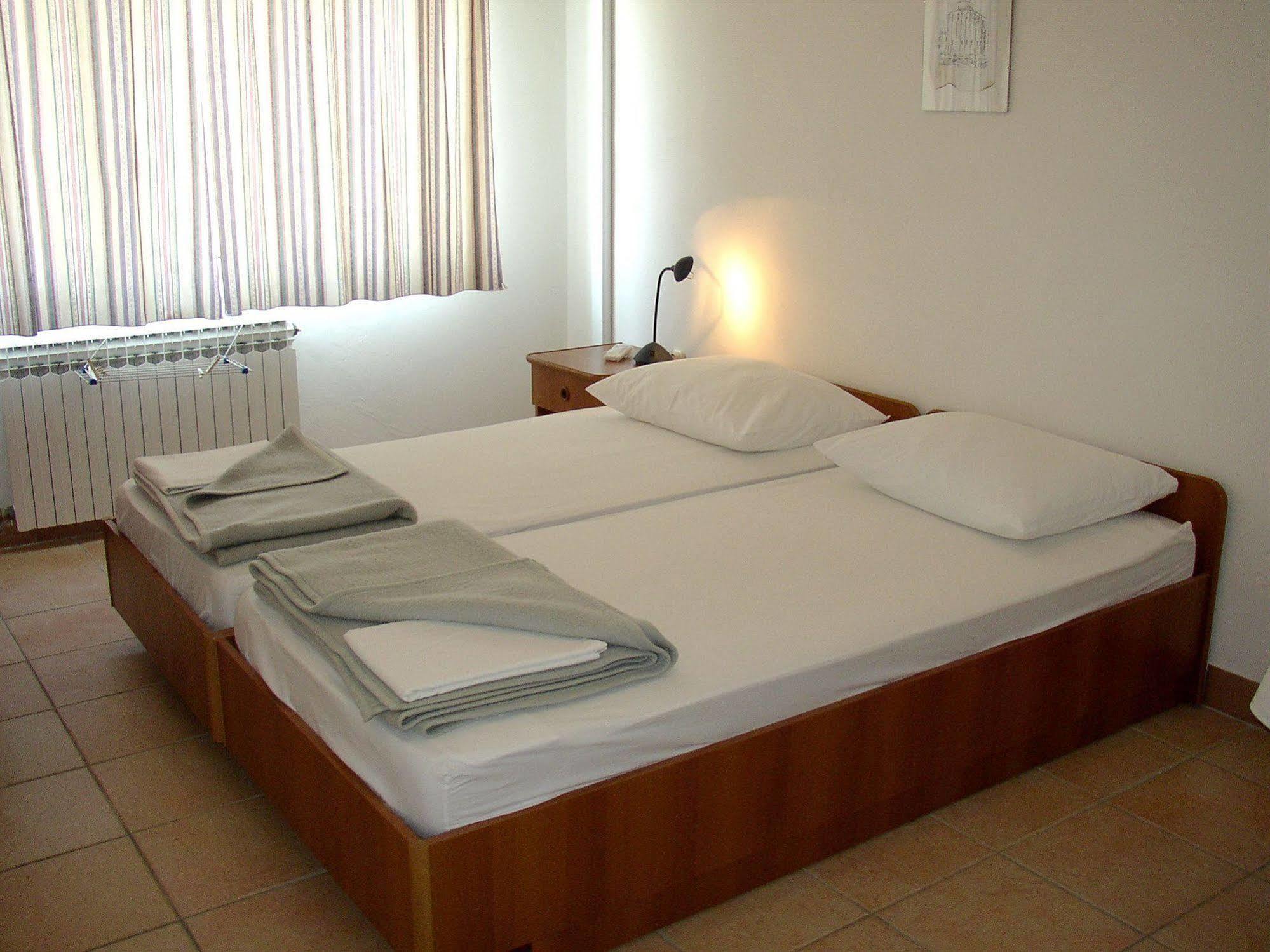 Hotel Vila 4M Ražanac Zewnętrze zdjęcie