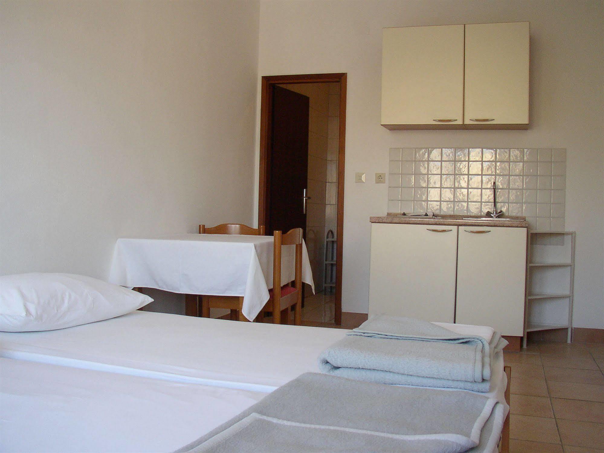 Hotel Vila 4M Ražanac Zewnętrze zdjęcie